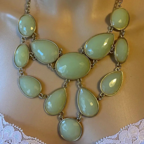 VTG Costume Jewelry Mint Green Lucite Necklace Gold Tone Chain Adjustable Party - Picture 7 of 8
